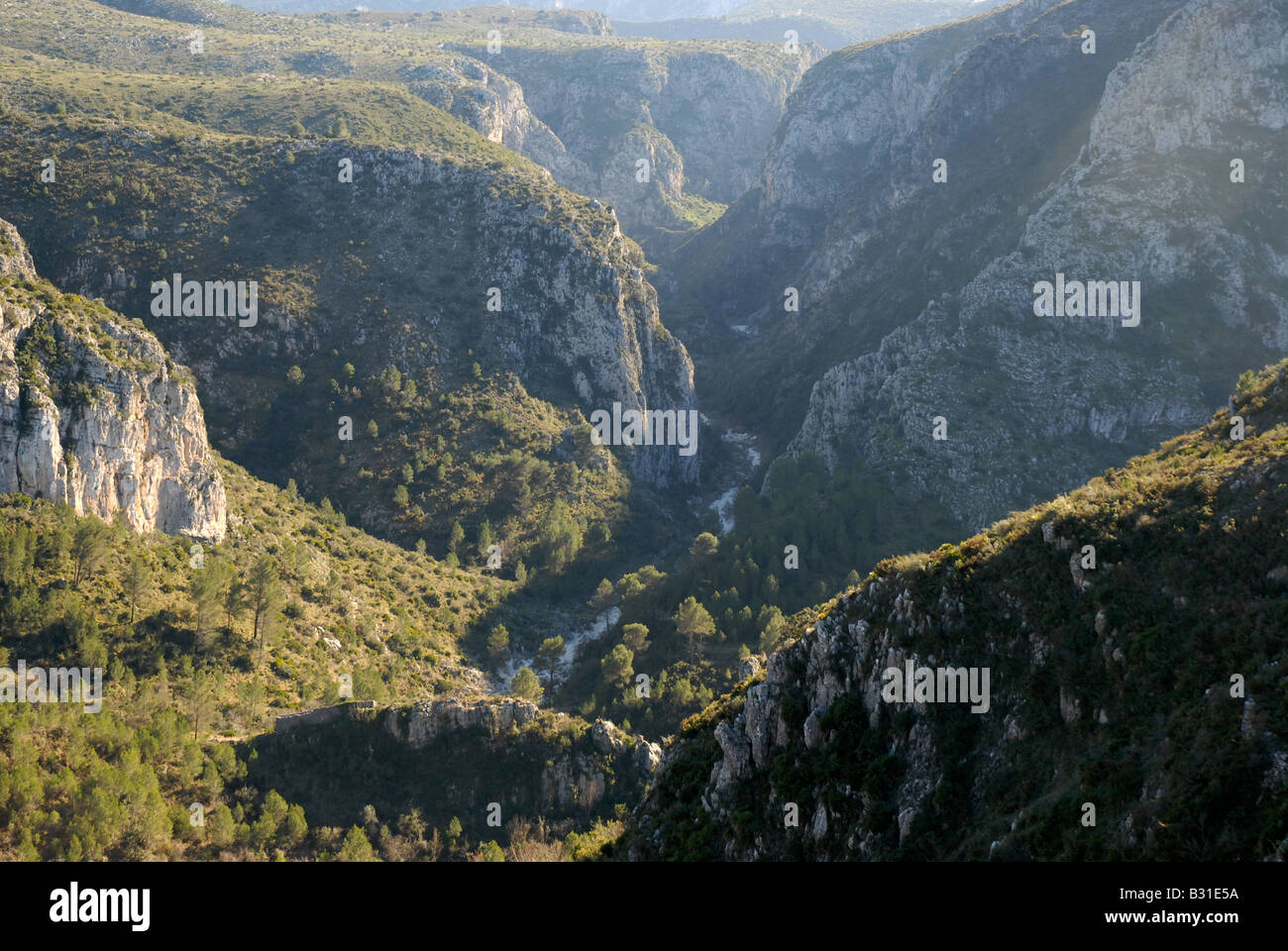 auf der Suche nach unten Barranc del Infierno in Richtung Benimaurell, Vall de Laguar, Marina Alta, SPR Comunidad Valenciana Alicante, Spanien Stockfoto