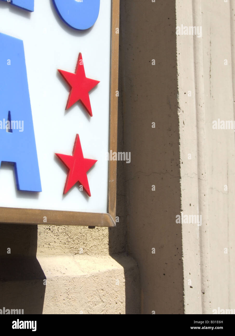 zwei-Sterne-Hotel-Schild an Wand in Stadt Stockfoto