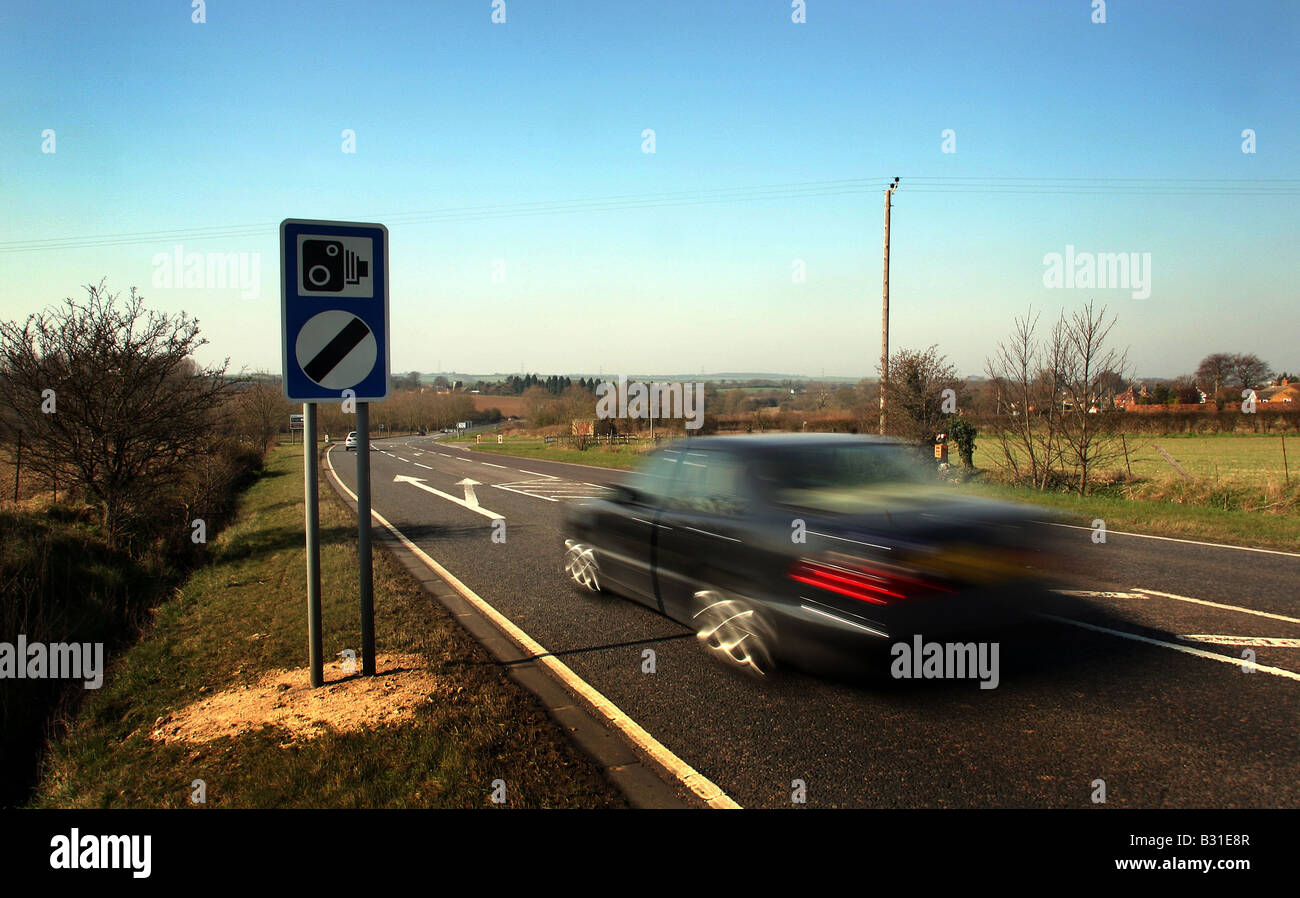 Gesamtansicht der Geschwindigkeit Kamera Geschwindigkeit waring Anzeichen und Verkehr auf der A1307 in Cambridgshire Stockfoto