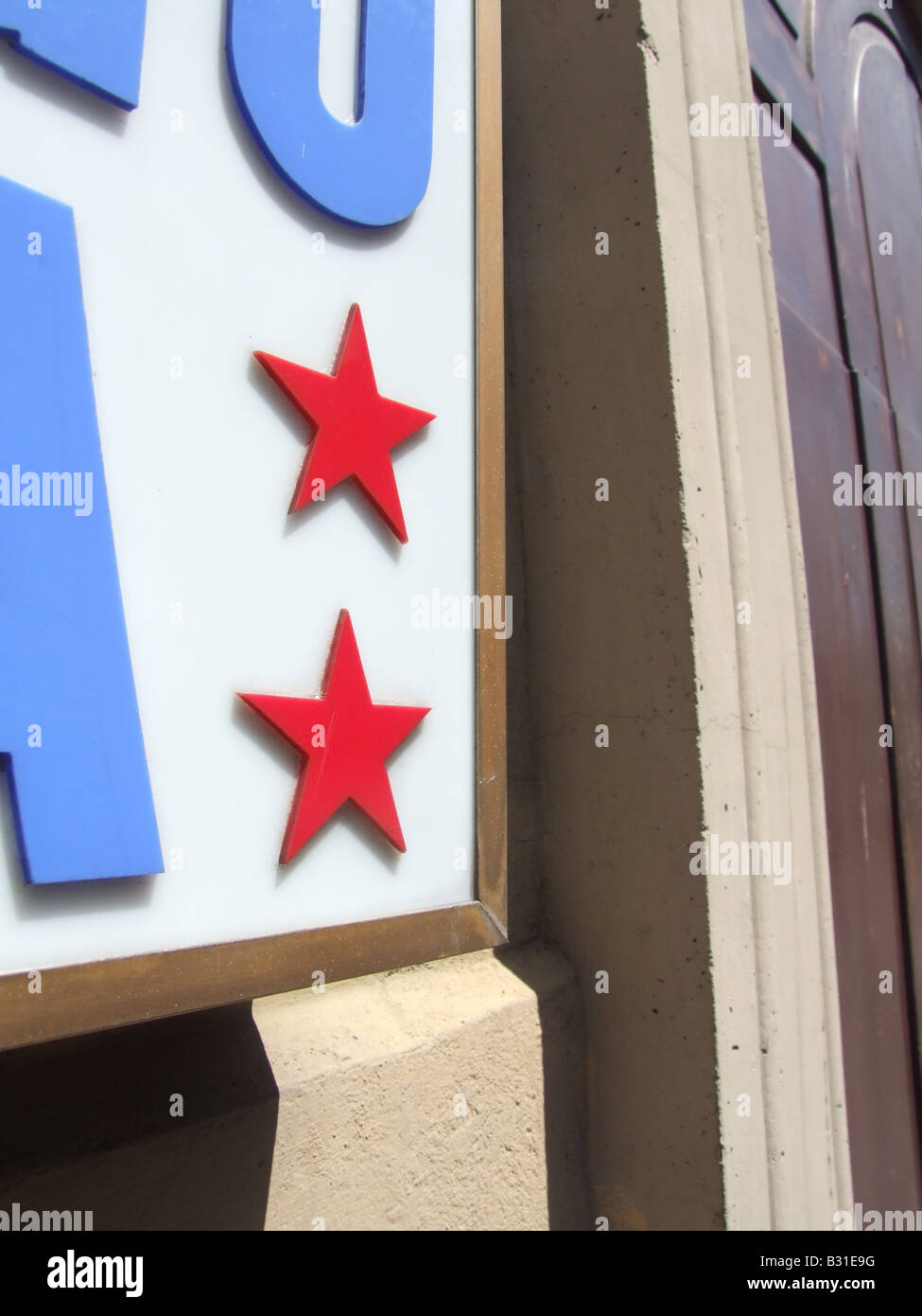 zwei-Sterne-Hotel-Schild an Wand in Stadt Stockfoto