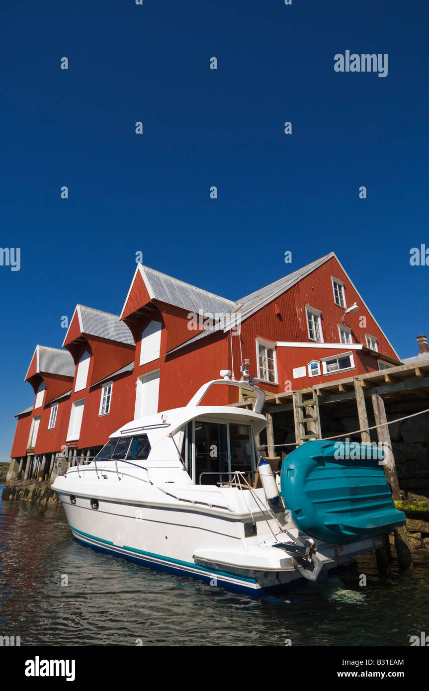 Boot am Pier des Lagers. Sørgjæslingan in Vikna, Norwegen. Stockfoto