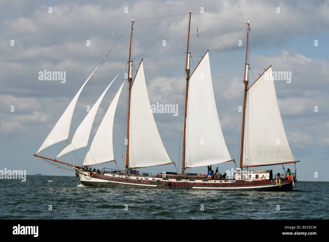 Typische holländische traditionelles Segelschiff mit drei Masten Stockfoto