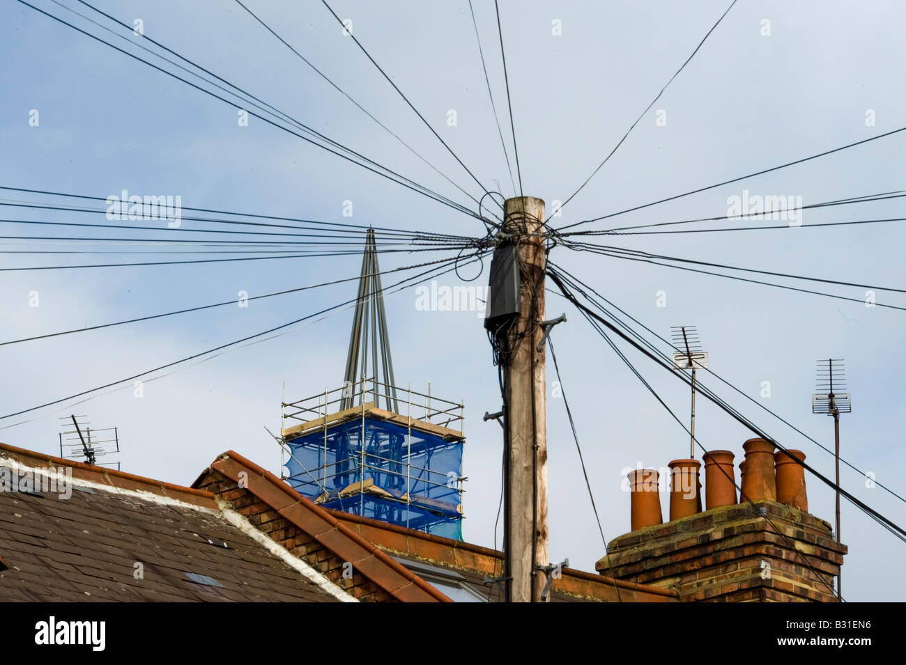 Der Turm der das unvollendete Minarett der Moschee Egge ist über die typisch britischen Dächer sichtbar. Stockfoto