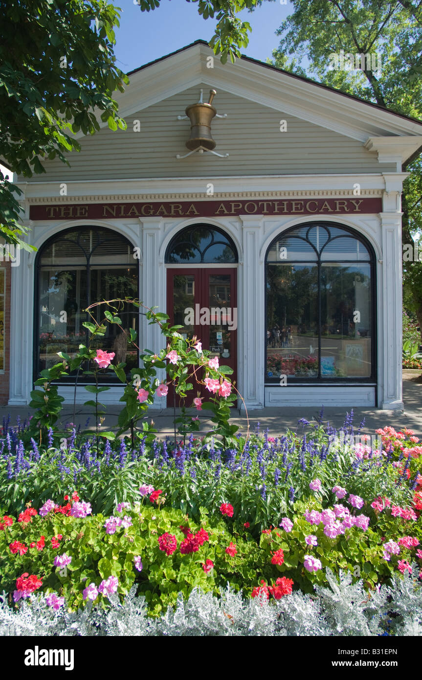 Blumen blühen vor den Niagara-Apotheke, eines der vielen Museen in Niagara-on-the-Lake, Ontario gefunden Stockfoto