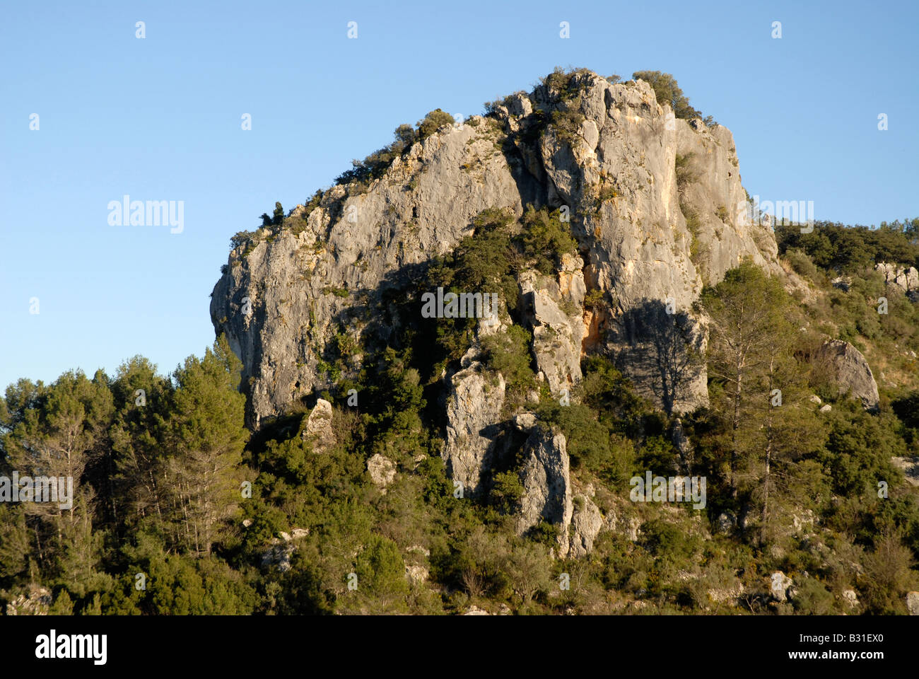 Blick auf Felsvorsprung auf Wanderung zum Els Maut, in der Nähe von Vall de Ebo Dorf, Marina Alta, Alicante SPR Comunidad Valenciana, Spanien Stockfoto