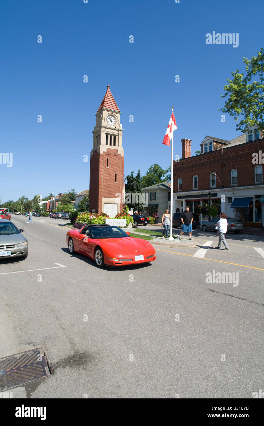 Eine rote Corvette fährt mit seinem Wahrzeichen Uhrturm in Niagara-on-the-Lake, Ontario. Stockfoto