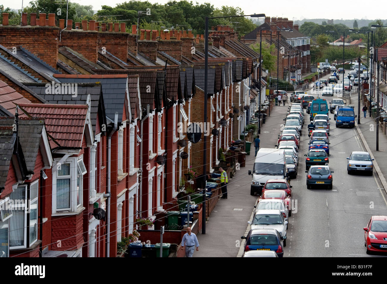 Eine Reihe von Reihenhäusern in eine typische Straße im Londoner Vorort von Harrow Stockfoto