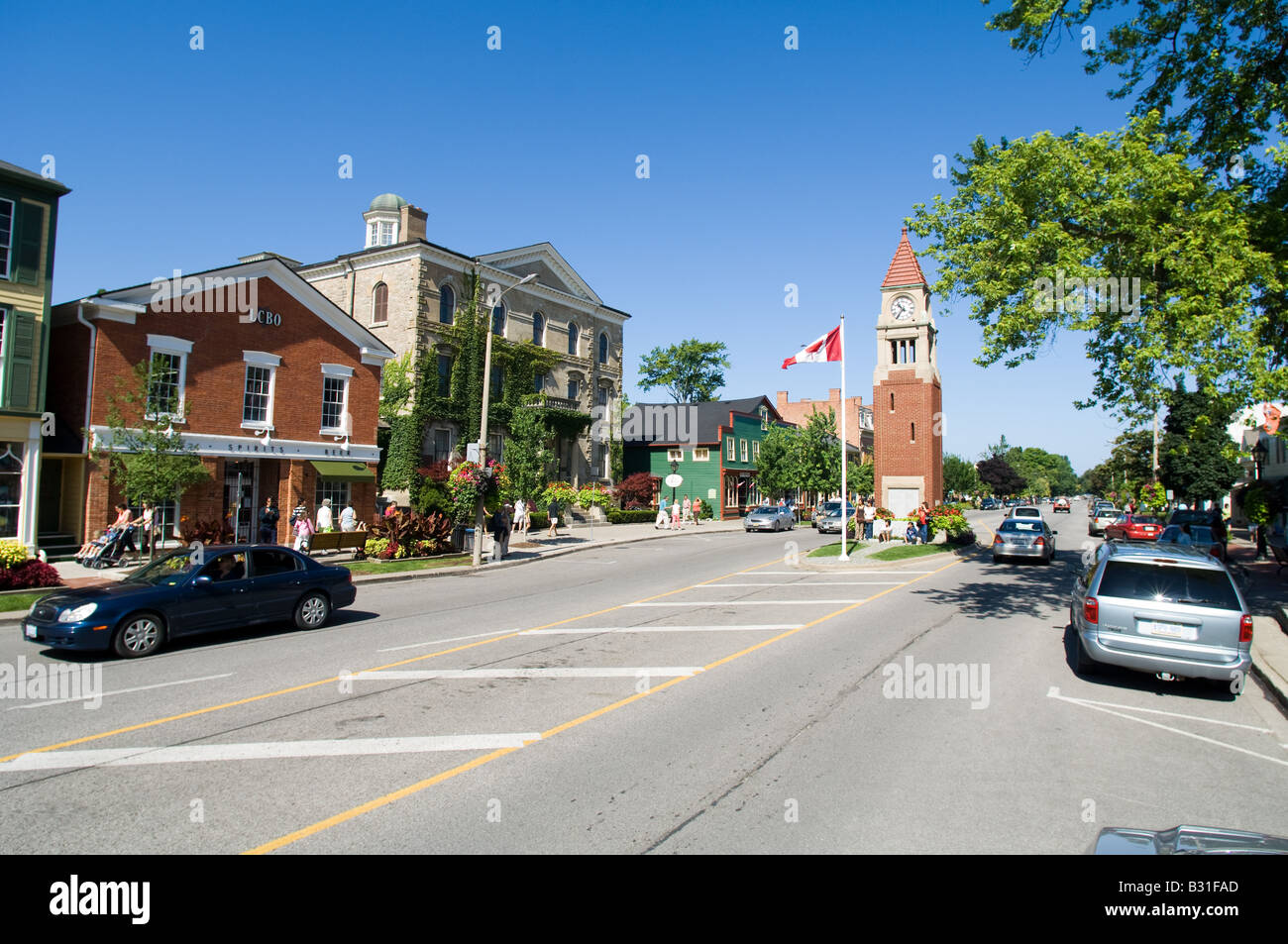 Touristen flanieren Sie entlang der Innenstadt Bürgersteige von Niagara-on-the-Lake, Ontario, ein beliebtes Touristenziel während der Sommer-Motten. Stockfoto