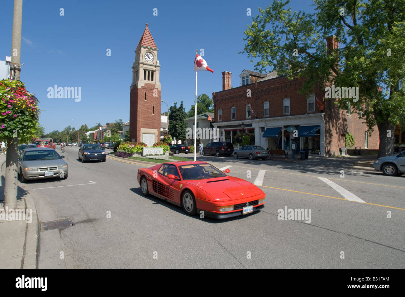 Eine rote Ferrari-Fahrt entlang der Hauptstraße in die beliebte Touristengegend von Niagara-on-the-Lake Ontario. Stockfoto