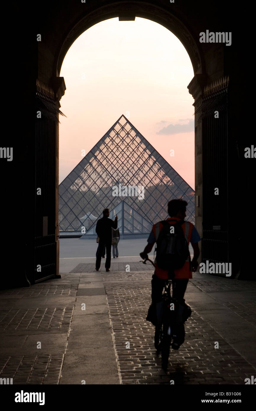 Blick auf die Glaspyramide des Louvre Stockfoto