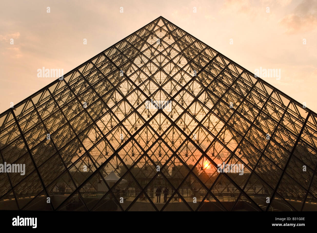 Blick auf die Glaspyramide des Louvre Stockfoto