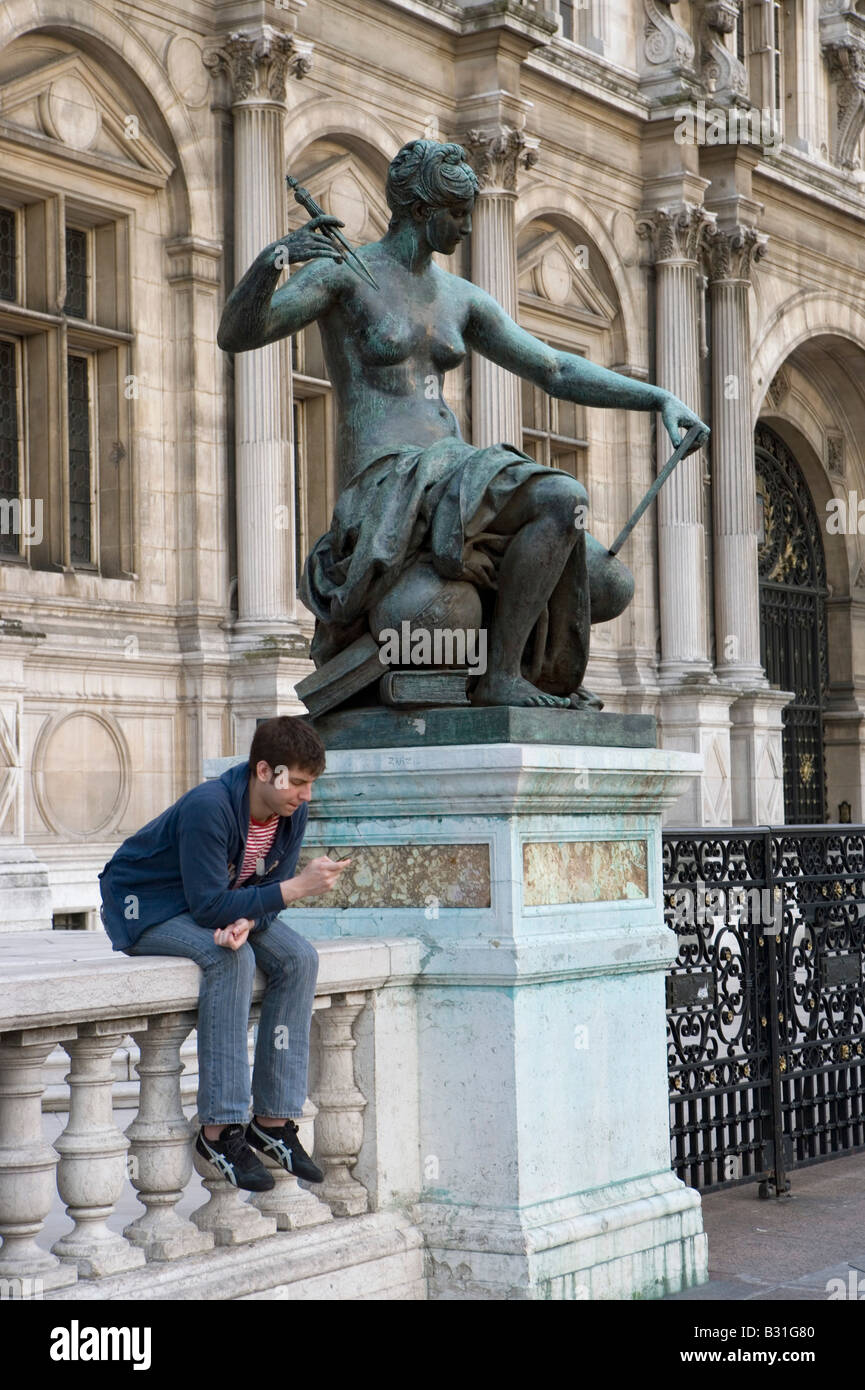 Frankreich, Paris, Rathaus Hotel de Ville junge Mann spielt mit seinem Handy Stockfoto