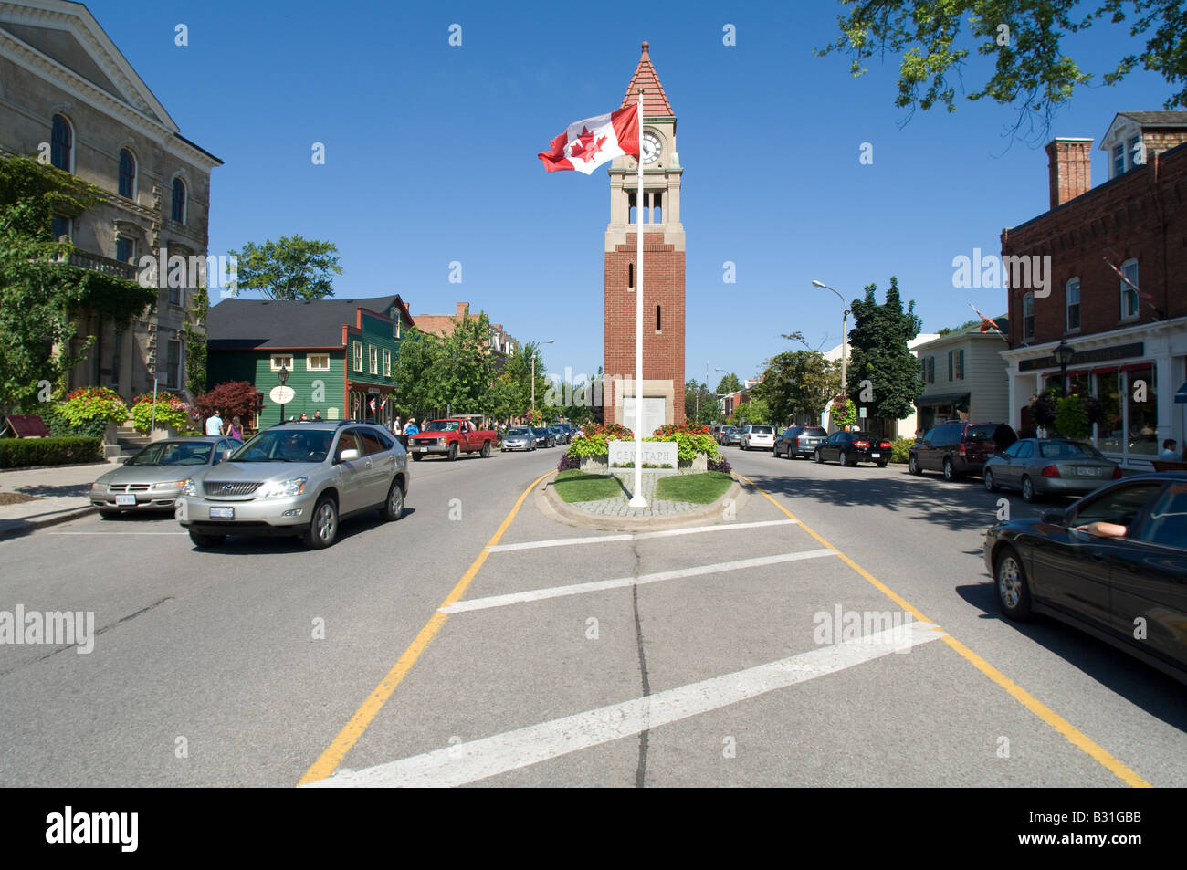 Eine kanadische Flagge weht im Wind vor dem Clock Tower in der Innenstadt von Niagara-on-the-Lake, Ontario. Stockfoto