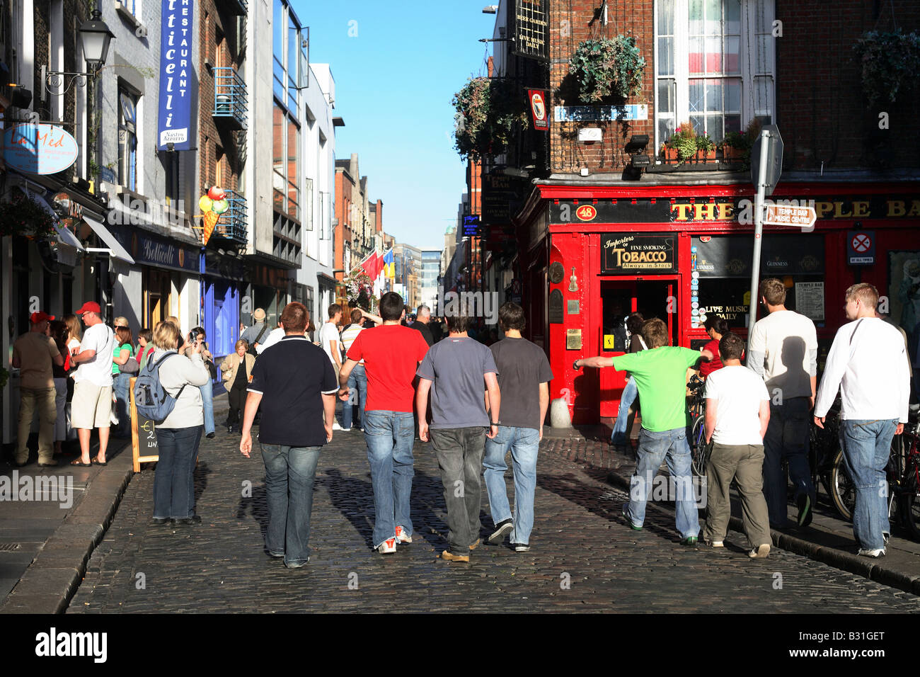 Eine Gruppe junger Männer im Zentrum Stadt, Dublin, Irland Stockfoto