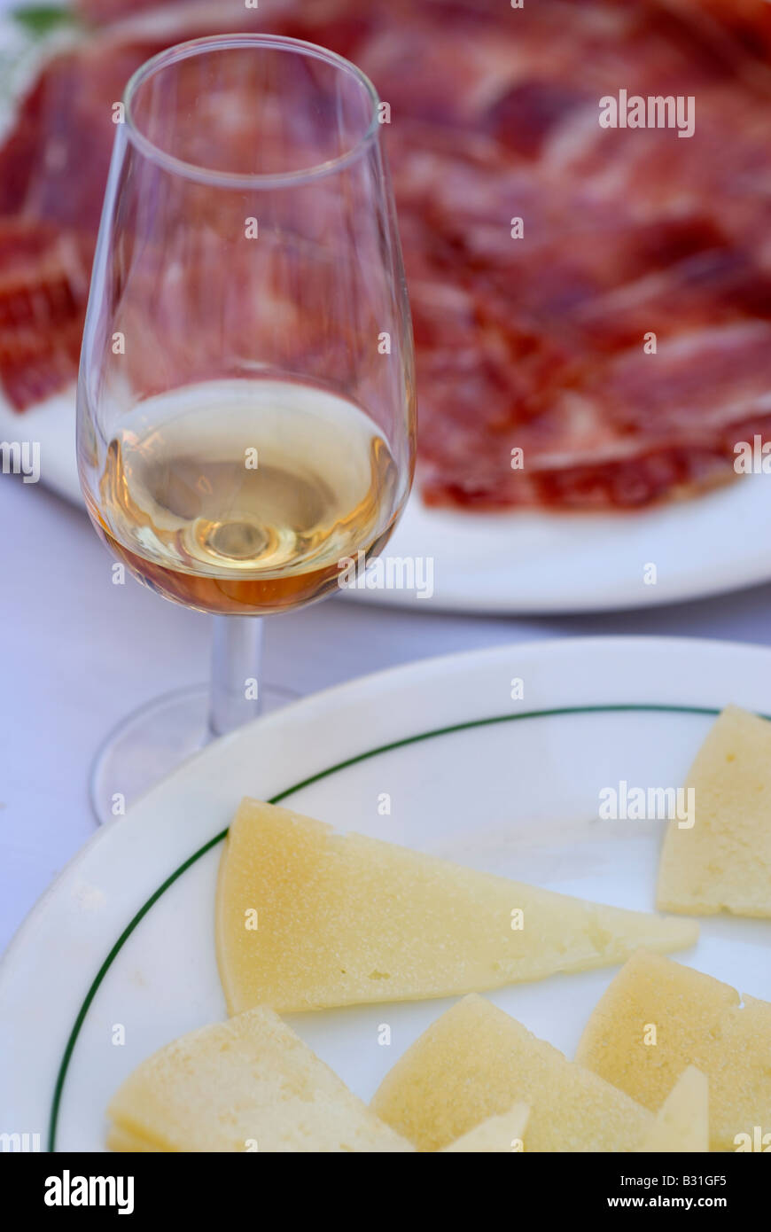 Tapas und Sherry Jamon Serrano und Queso Machego mit einem Glas Fino spanische Snacks Andalusien Spanien Vorspeise spanische Küche Stockfoto