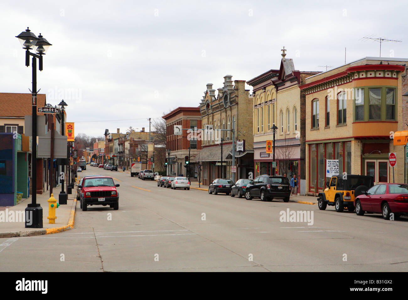 MAIN STREET IN EINER KLEINEN TOURISTISCHEN STADT VON PLYMOUTH IN DER NÄHE VON ICE AGE NATIONAL SCENIC TRAIL ÜBER 5O MEILEN NÖRDLICH VON MILWAUKEE WISCONSIN U Stockfoto