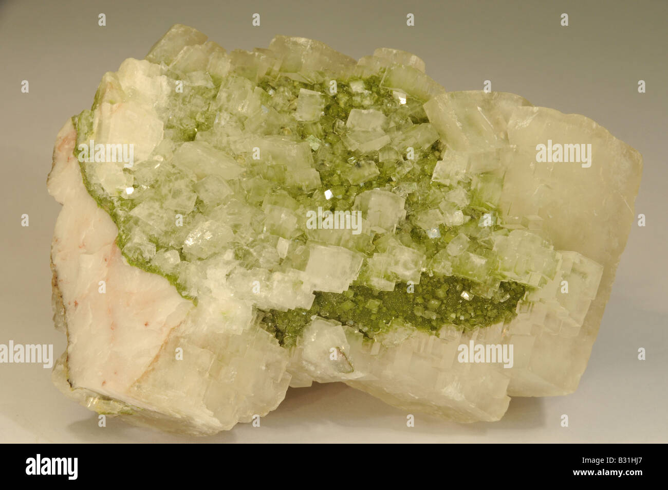 Calcit auf Duftite Stockfoto