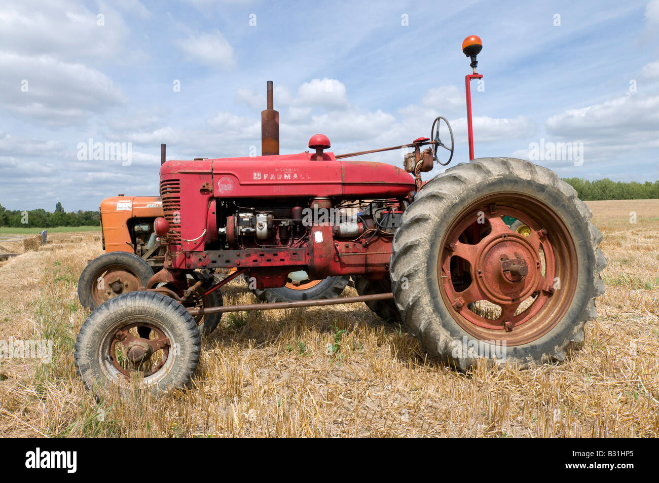 Am alten McCormick Farmall Traktor auf landwirtschaftliche Messe, Indre, Frankreich. Stockfoto