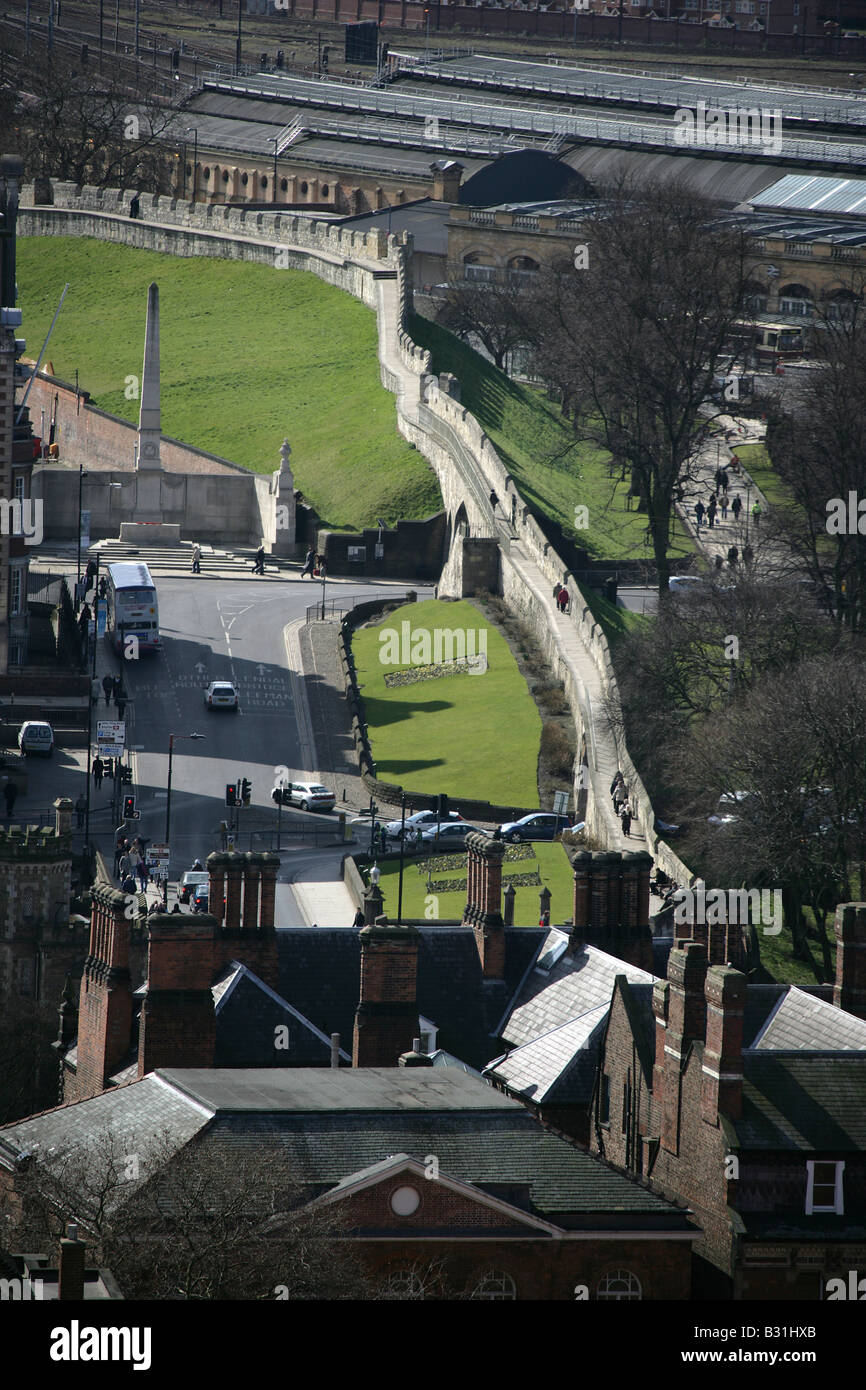 City of York, England. Erhöhten Blick auf York Stadtmauer mit Station Road, Bahnhof und das Ehrenmal im Hintergrund. Stockfoto