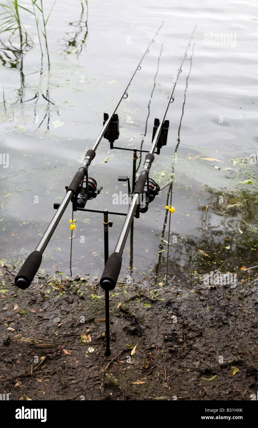 Angelruten und Rollen an der Seite eines Sees mit elektronischen Bissanzeigern eingerichtet; der Biss Indikatoren Ton, wenn die Fische beißen. Stockfoto