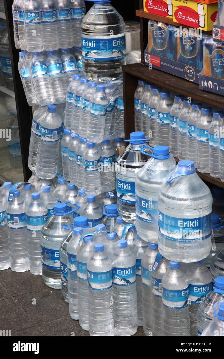 TUR-Türkei-Istanbul: Wasser in Flaschen in verschiedenen Größen  Stockfotografie - Alamy