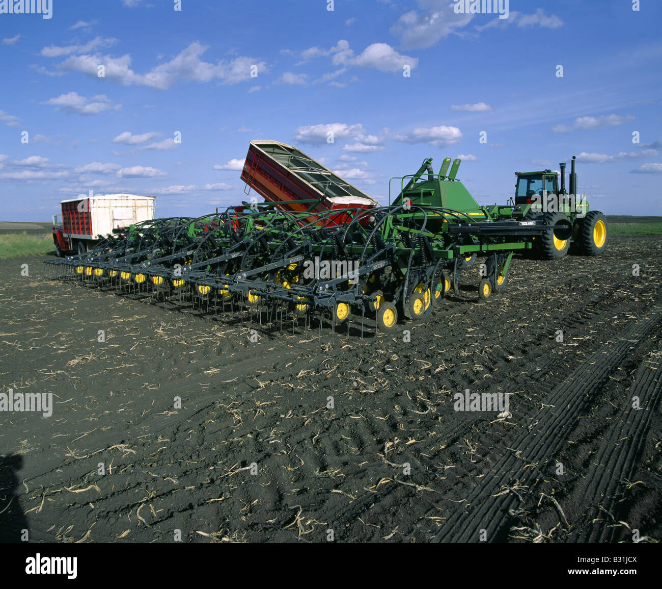 FÜLLUNG-LUFT-BOHRER MIT SAATGUT UND DÜNGER NORTH DAKOTA Stockfoto