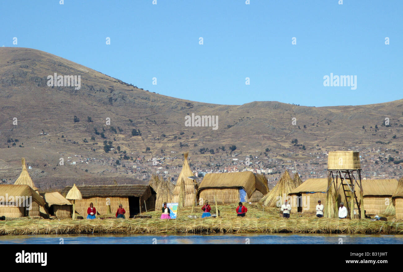 Die Uros Menschen und das Dorf, sind sie eine Pre-Inka Bewohnern selbst altmodische schwimmenden Schilfinseln im Titicacasee, Peru Stockfoto