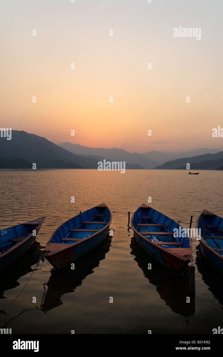 Boote am Rande des Fewa See neben Pokhara, Nepal Stockfoto