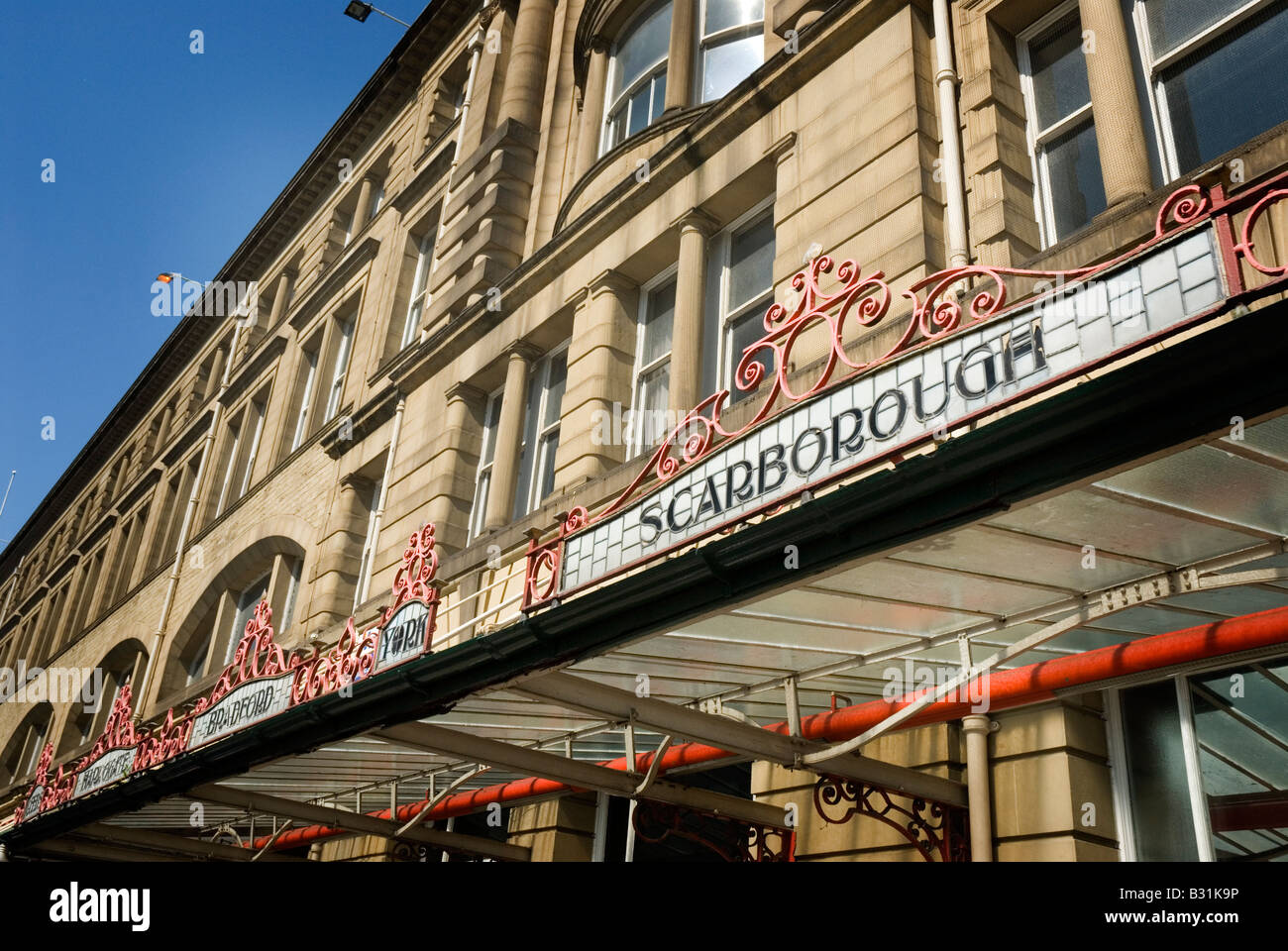 Old fashioned Zielnamen außerhalb Manchester Victoria Bahnhof Stockfoto