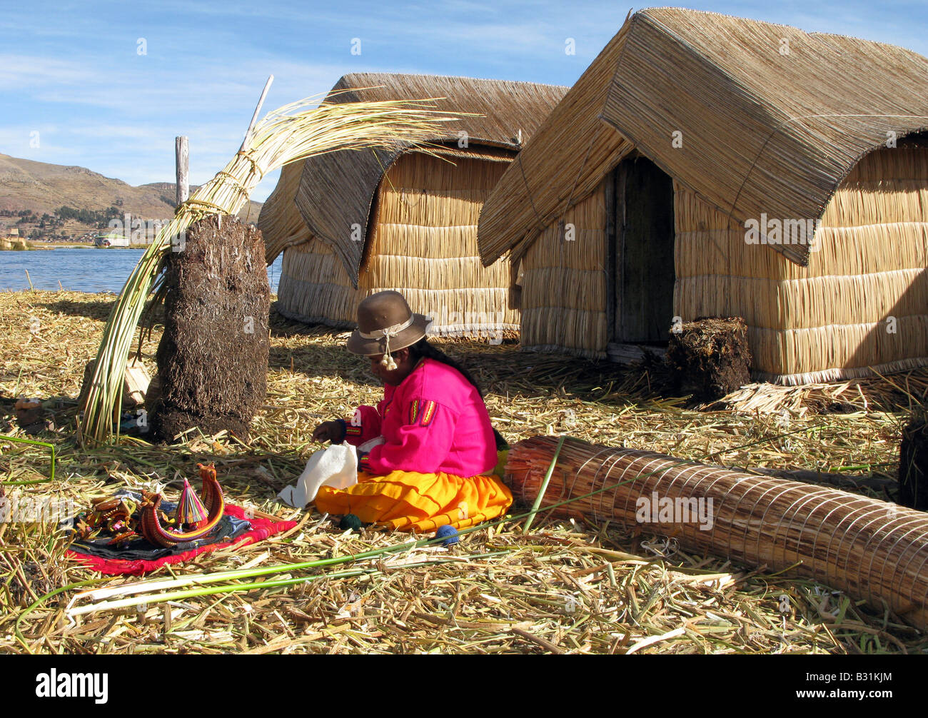 Uros Frauen Weben während des Lebens auf selbst altmodische schwimmenden Schilfinseln im Titicacasee, Peru Stockfoto