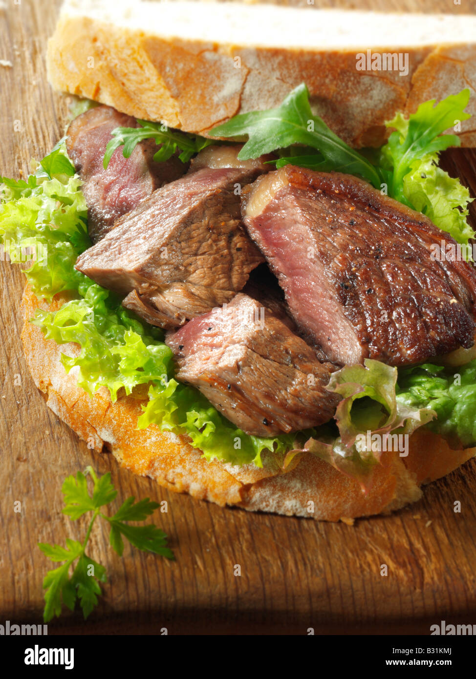 Roastbeef Rind Steak-Sandwich mit Salat Stockfoto