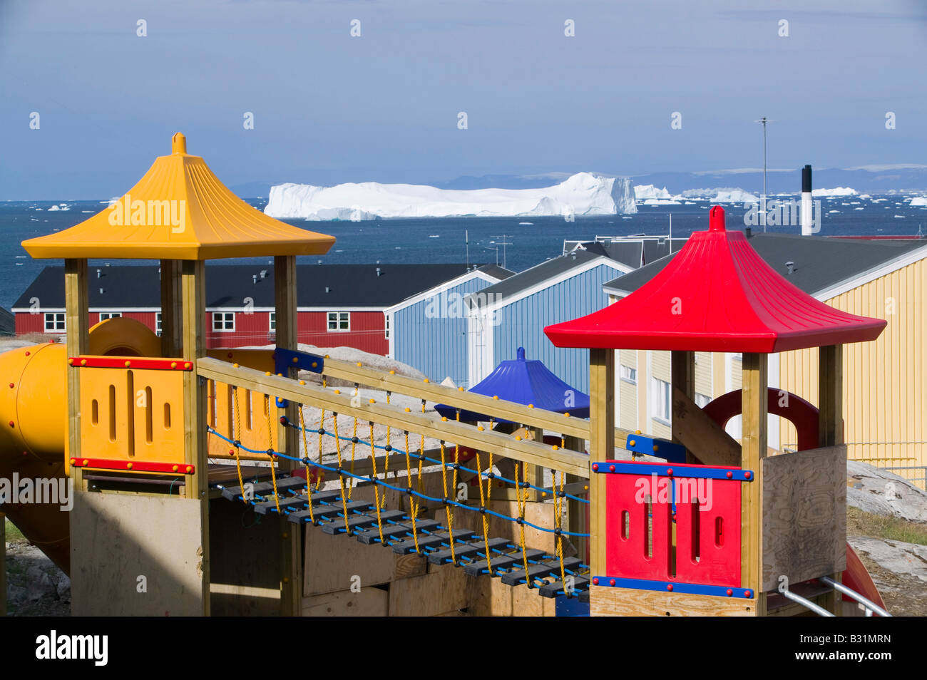 Kinder Spielplatz in Ilulissat auf Grönland mit Eisbergen von Jacobshavn Eisfjord hinter Stockfoto