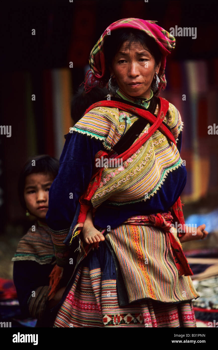 Flower Hmong Frau mit ihrem Kind in Nord-Vietnam Stockfoto