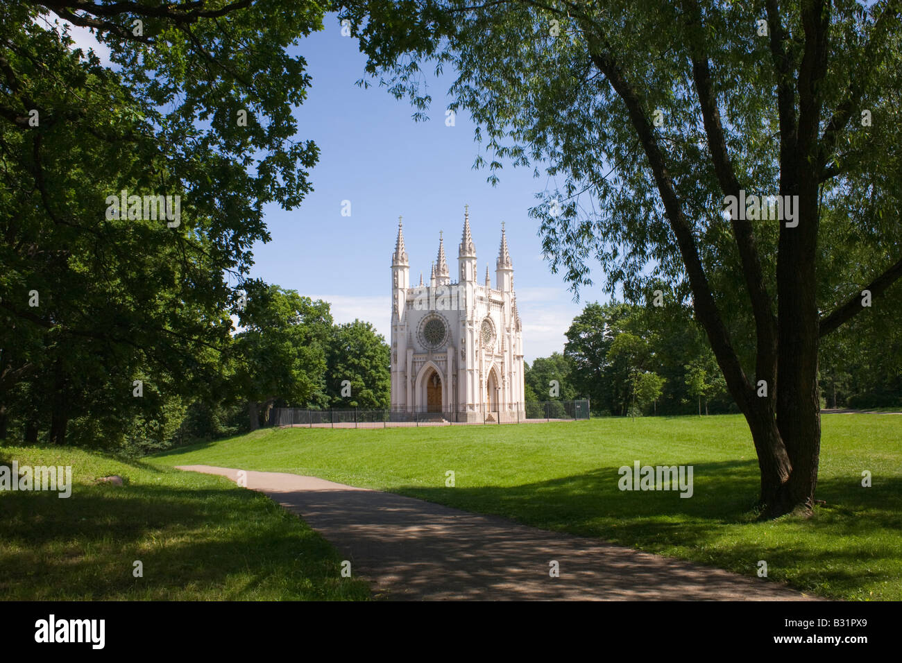 Kirche des heiligen Alexander Newski in Alexandria Park. Petergof, St.-Petersburg, Russland. Stockfoto