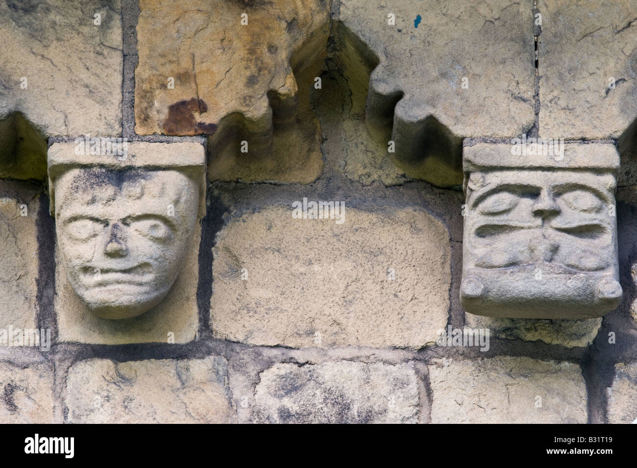 Nahaufnahme von Corbel Fries aus Südwand geschnitzt von lokalen Mühlstein Korn mit grotesken Köpfe St John the Baptist Church Stockfoto