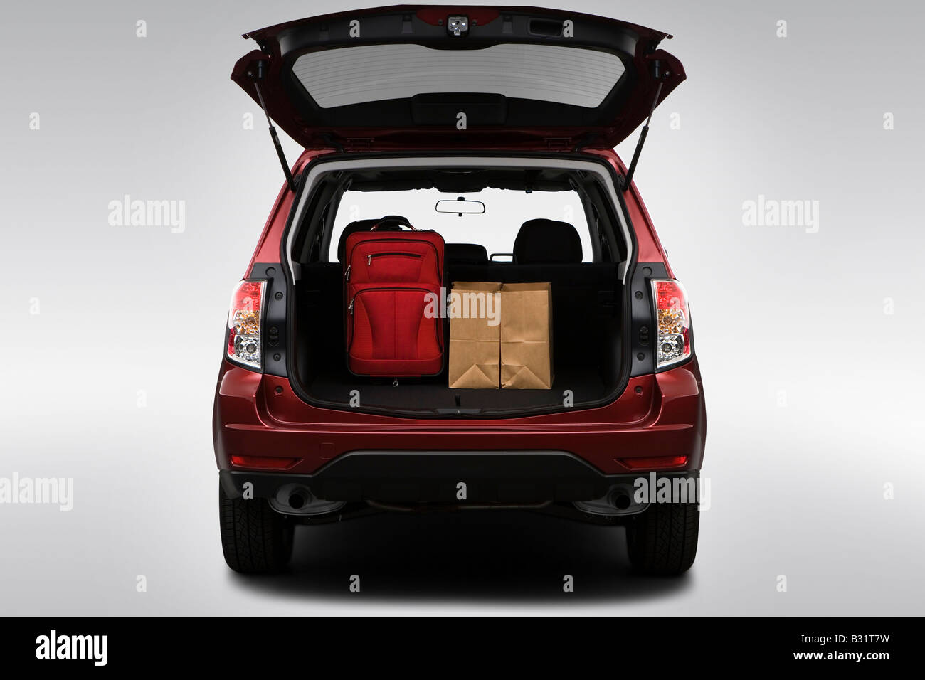 2009 Subaru Forester 2.5 X Premium rot - Stamm Requisiten Stockfoto