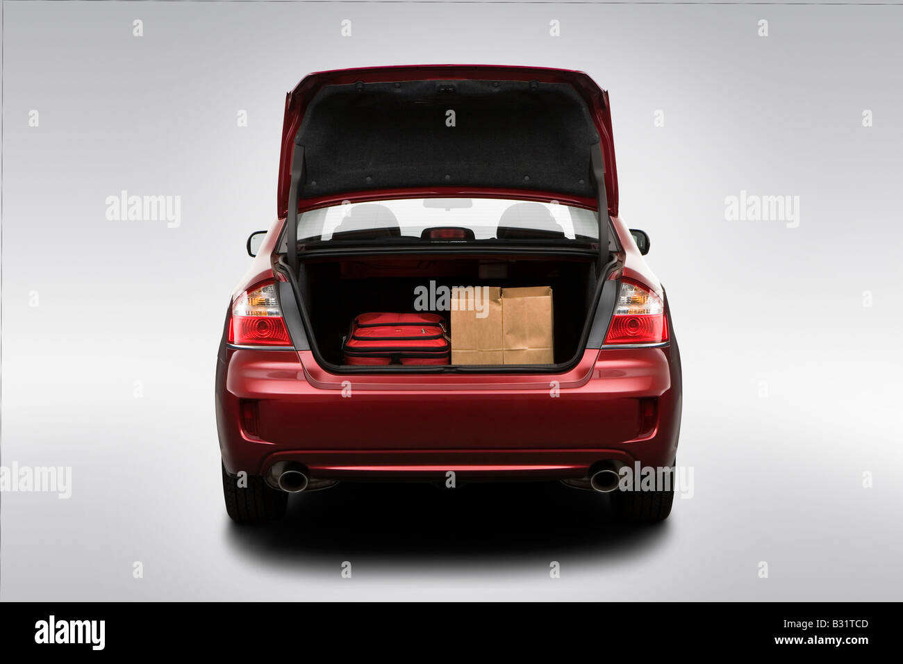 2009 Subaru Legacy 2.5 GT in rot - Stamm Requisiten Stockfoto
