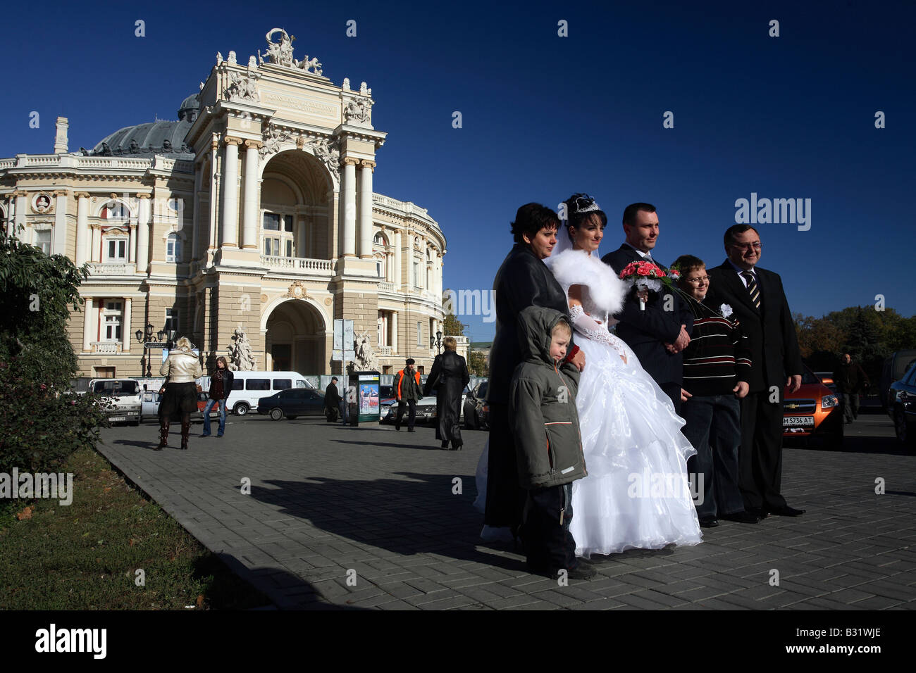 Ein Brautpaar vor der Oper in Odessa, Ukraine Stockfoto