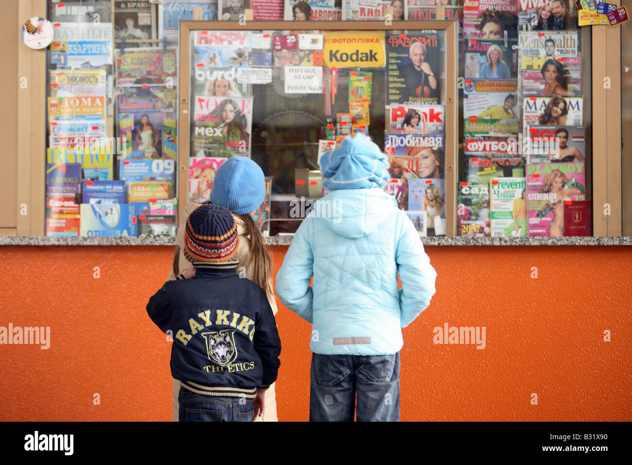 Kinder vor einem Kiosk, Odessa, Ukraine Stockfoto