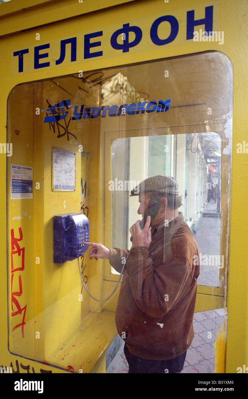 Mann in einer öffentlichen Telefonzelle, Odessa, Ukraine Stockfoto