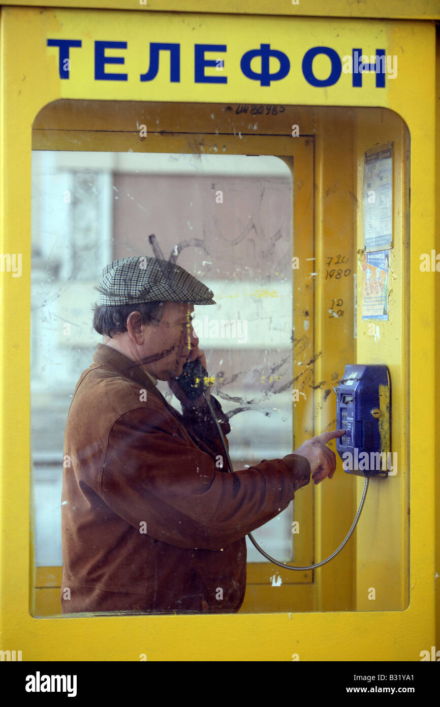 Mann in einer öffentlichen Telefonzelle, Odessa, Ukraine Stockfoto