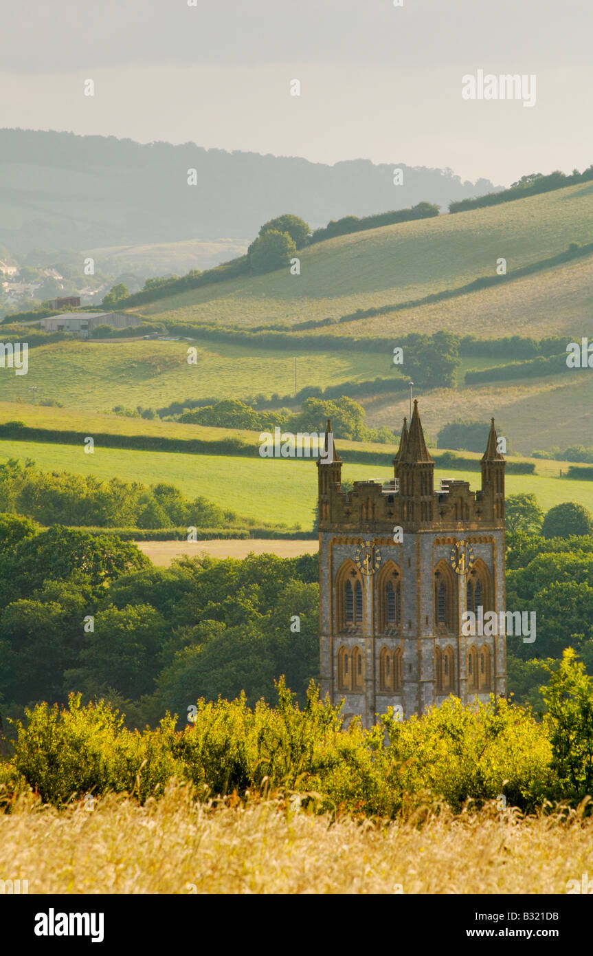 Buckfast Abbey an einem Sommermorgen unterstützt durch grüne Landschaft und Täler Devon UK Stockfoto