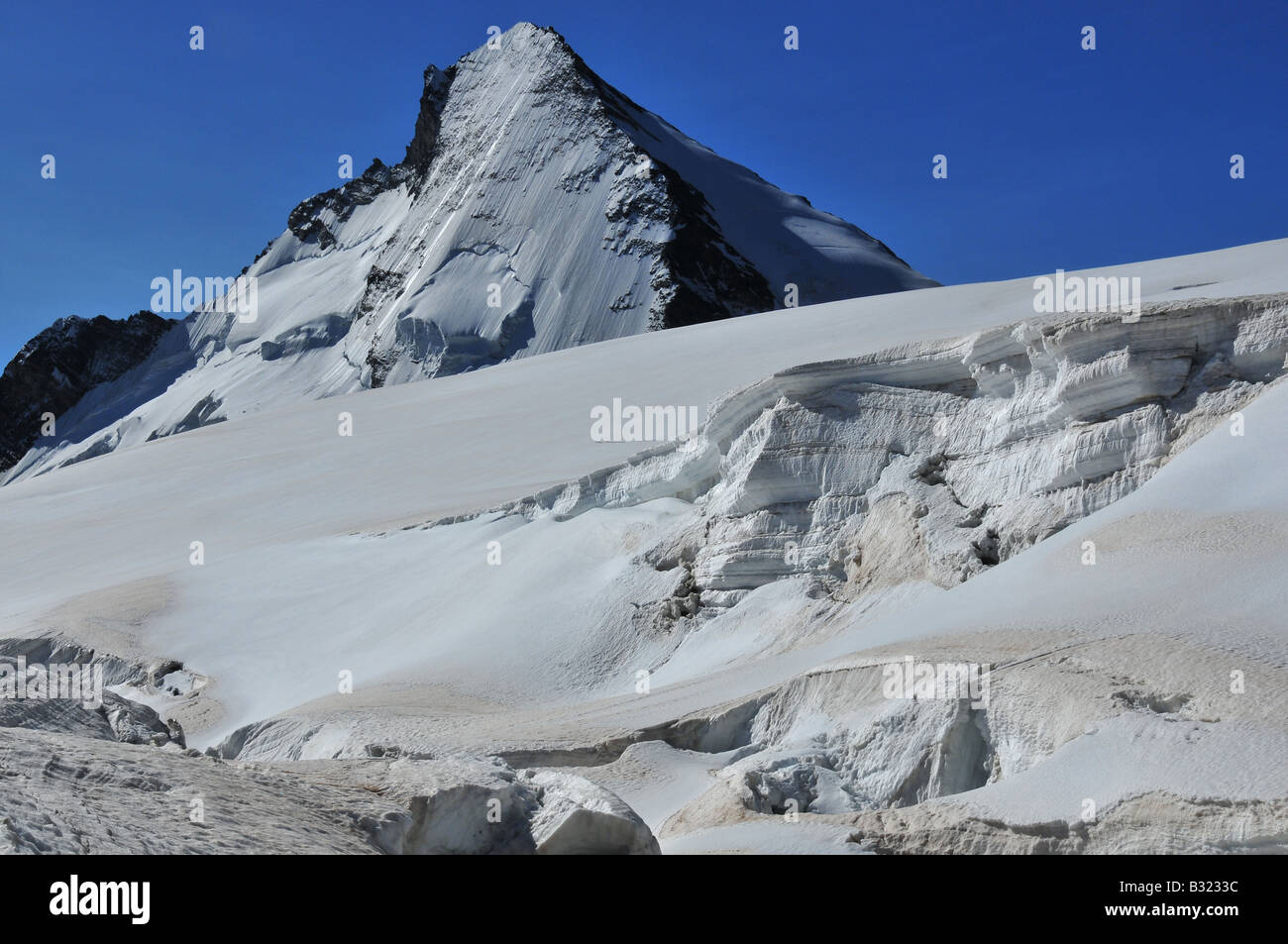 Dent Hérens und Gletscherspalten am Pass Stockfoto
