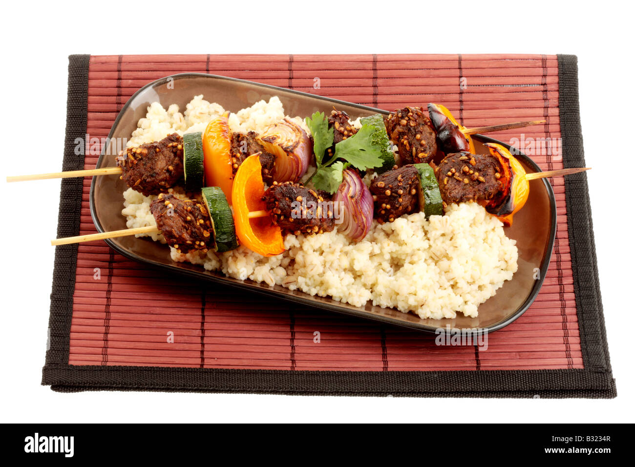 Frische Grill gegrilltes Rindfleisch Döner mit Gerste Couscous mediterrane Mahlzeit ohne Menschen Stockfoto