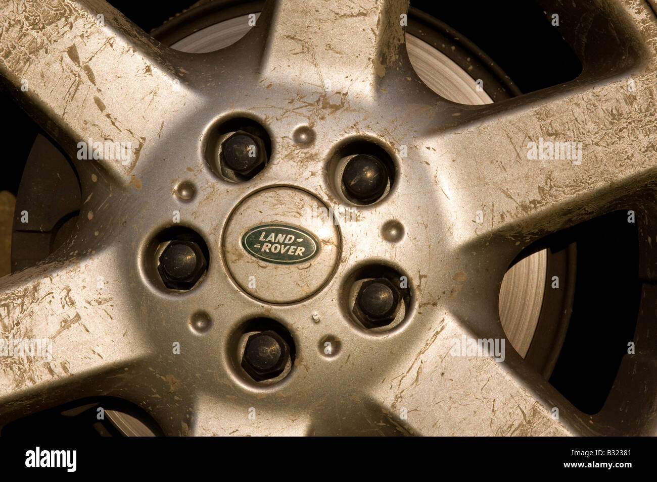 Schlammigen Leichtmetallrad auf ein Land Rover Cumbria Stockfoto