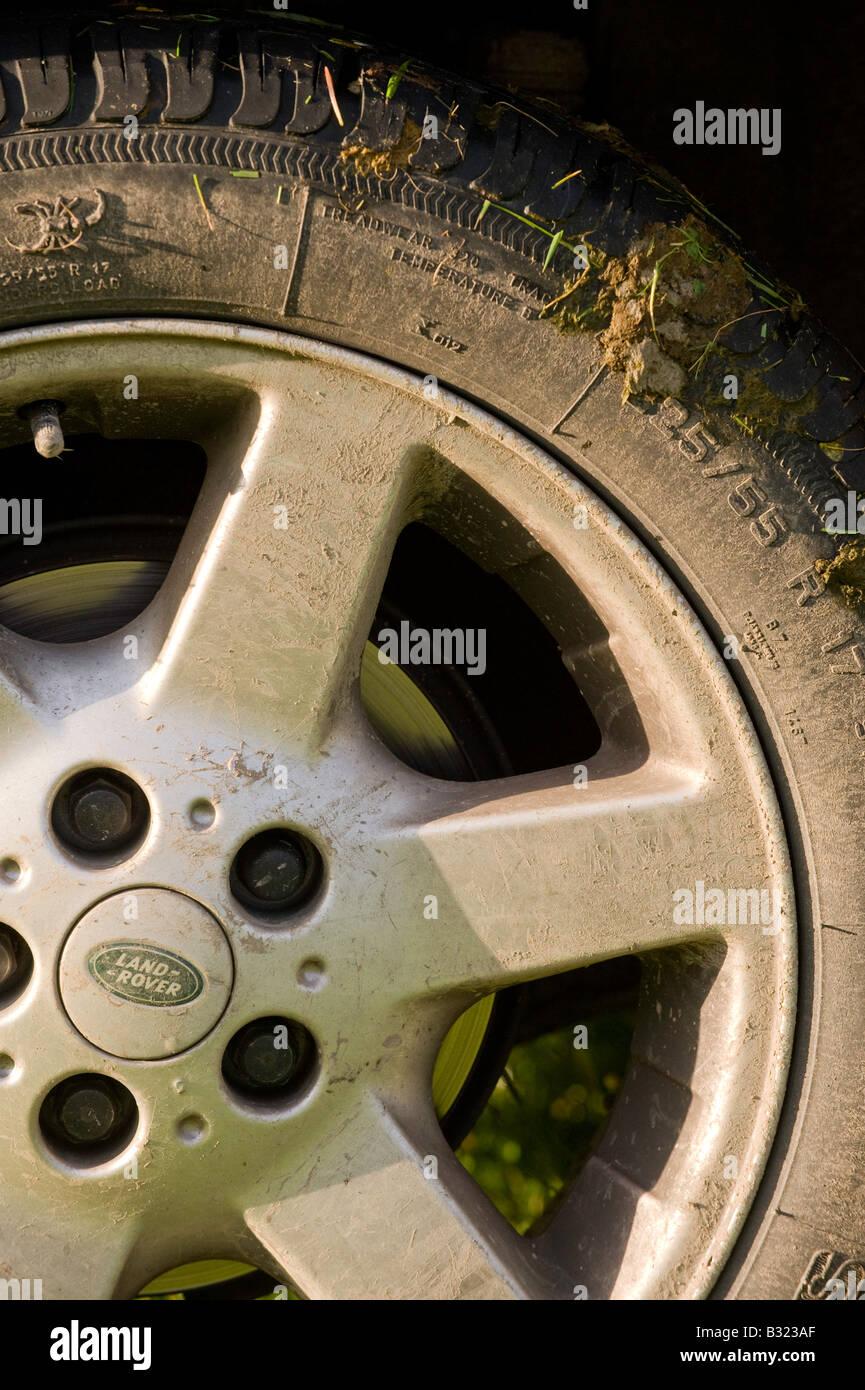 Schlammigen Leichtmetallrad auf ein Land Rover Cumbria Stockfoto