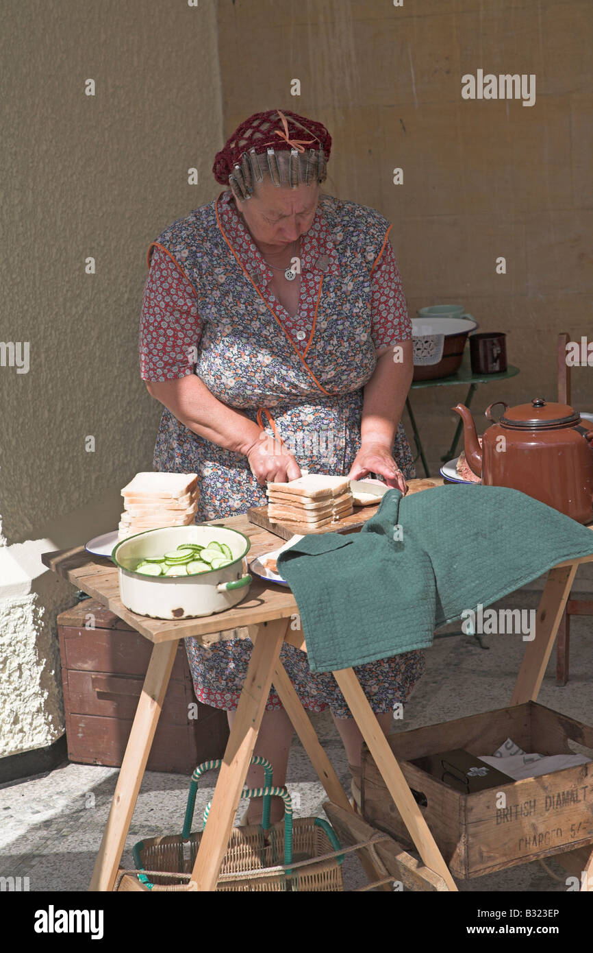 Frau in der 1940er Jahren Kleidung machen Sandwiches zum Tee Stockfoto
