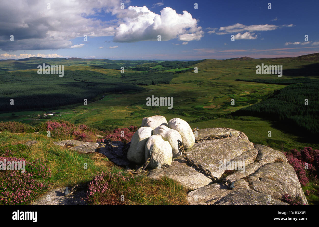 Kunst Kunst Skulptur des Künstlers Matt Baker in der abgelegenen atmosphärische Landschaft Cairnsmore der Flotte Nature Reserve Scotland UK Stockfoto