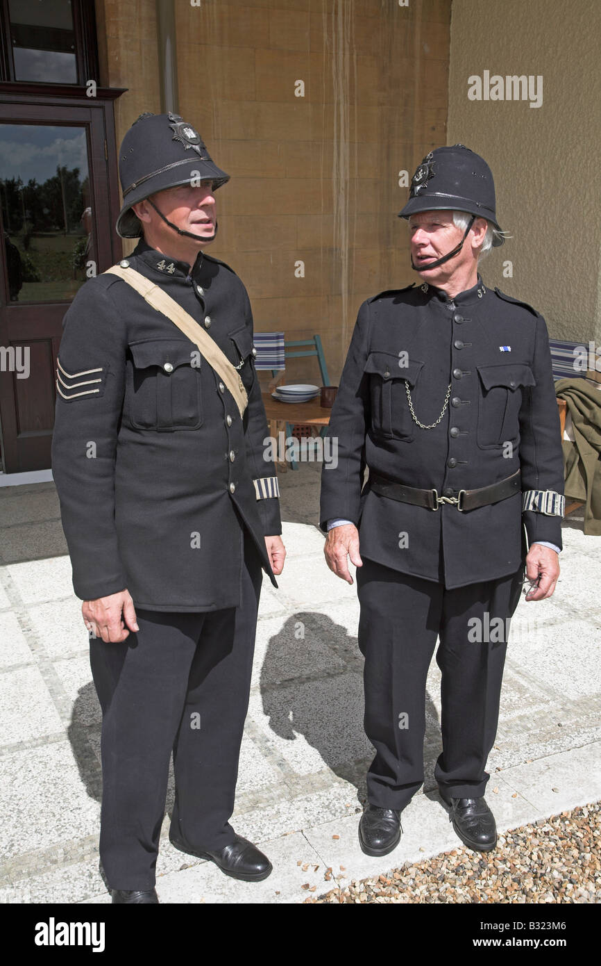 Zwei Männer in der 1940er Jahre Polizei uniform gekleidet Stockfoto