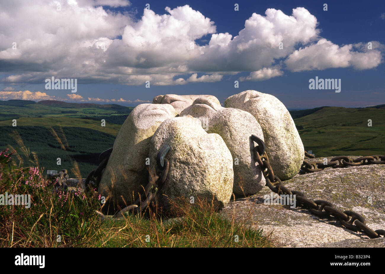 Kunst Kunst Skulptur des Künstlers Matt Baker in der abgelegenen atmosphärische Landschaft der Galloway Hills Scotland UK Stockfoto